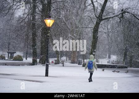 Eine Person spaziert durch Pavilion Gardens, Buxton, Peak District. In Teilen Englands und Wales werden bis zu 25 cm Schnee prognostiziert, da das Met Office Wetterwarnungen ausgab und vor Reisestörungen warnte. Bilddatum: Donnerstag, 8. Februar 2024. Stockfoto
