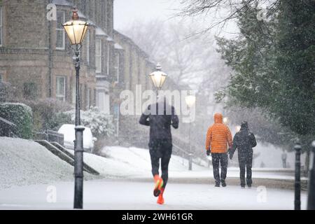 Eine Person spaziert durch Pavilion Gardens, Buxton, Peak District. In Teilen Englands und Wales werden bis zu 25 cm Schnee prognostiziert, da das Met Office Wetterwarnungen ausgab und vor Reisestörungen warnte. Bilddatum: Donnerstag, 8. Februar 2024. Stockfoto