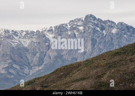 Die schneebedeckten Gipfel der fernen Berge des Breede Valley an einem kühlen Tag in Worcester, Südafrika Stockfoto