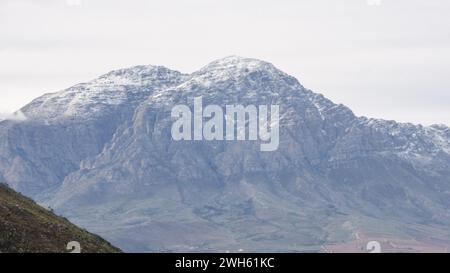 Die schneebedeckten Gipfel der fernen Berge des Breede Valley an einem kühlen Tag in Worcester, Südafrika Stockfoto