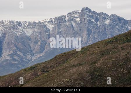 Die schneebedeckten Gipfel der fernen Berge des Breede Valley an einem kühlen Tag in Worcester, Südafrika Stockfoto