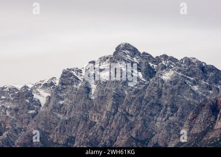 Die schneebedeckten Gipfel der fernen Berge des Breede Valley an einem kühlen Tag in Worcester, Südafrika Stockfoto