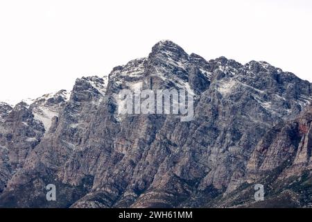 Die schneebedeckten Gipfel der fernen Berge des Breede Valley an einem kühlen Tag in Worcester, Südafrika Stockfoto