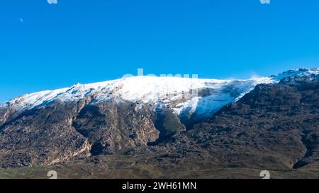 Die schneebedeckten Gipfel der fernen Berge des Breede Valley an einem kühlen Tag in Worcester, Südafrika Stockfoto