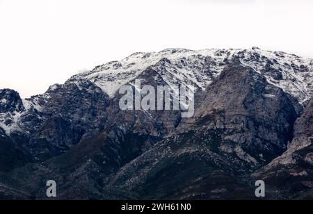 Die schneebedeckten Gipfel der fernen Berge des Breede Valley an einem kühlen Tag in Worcester, Südafrika Stockfoto