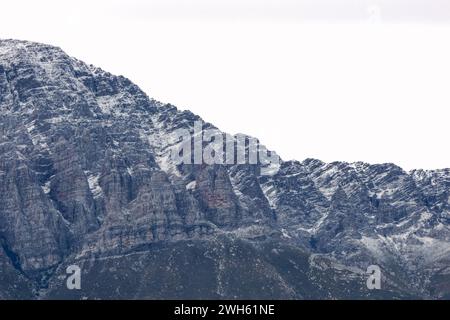 Die schneebedeckten Gipfel der fernen Berge des Breede Valley an einem kühlen Tag in Worcester, Südafrika Stockfoto