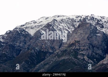 Die schneebedeckten Gipfel der fernen Berge des Breede Valley an einem kühlen Tag in Worcester, Südafrika Stockfoto