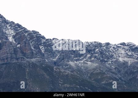 Die schneebedeckten Gipfel der fernen Berge des Breede Valley an einem kühlen Tag in Worcester, Südafrika Stockfoto