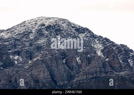 Die schneebedeckten Gipfel der fernen Berge des Breede Valley an einem kühlen Tag in Worcester, Südafrika Stockfoto