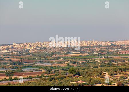Blick auf die Straße von Rosolini, Sizilien Stockfoto