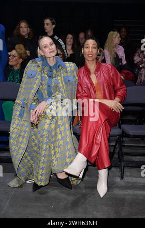 Carolin Niemczyk und Annabelle Mandeng bei der Kilian Kerner Fashion Show in Berlin 07.02.2024 *** Carolin Niemczyk und Annabelle Mandeng auf der Kilian Kerner Fashion Show in Berlin 07 02 2024 Stockfoto