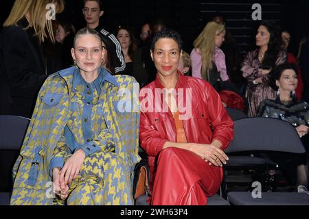 Carolin Niemczyk und Annabelle Mandeng bei der Kilian Kerner Fashion Show in Berlin 07.02.2024 *** Carolin Niemczyk und Annabelle Mandeng auf der Kilian Kerner Fashion Show in Berlin 07 02 2024 Stockfoto