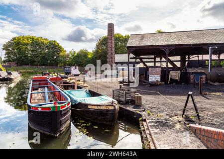 Kanal, Bootsanlegestelle und Ankerschmiede im Black Country Living Museum, Dudley, England Stockfoto