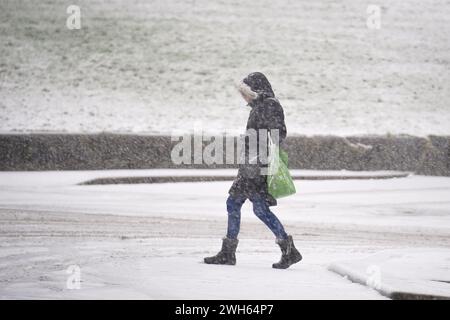 Eine Person spaziert durch Pavilion Gardens, Buxton, Peak District. In Teilen Englands und Wales werden bis zu 25 cm Schnee prognostiziert, da das Met Office Wetterwarnungen ausgab und vor Reisestörungen warnte. Bilddatum: Donnerstag, 8. Februar 2024. Stockfoto