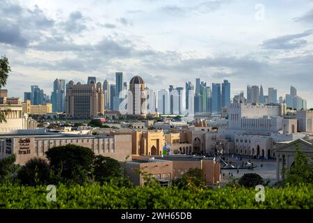 Doha, Katar - 01. Februar 2024: Al Gassar Resort Hotel und St.. Blick auf das Regis Doha Hotel vom Katara Hill Stockfoto