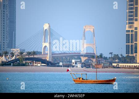 Doha, Katar - 01. Februar 2024: Gewan-Brücke am Eingang des Wohngebietes Pearl Qatar ist eine künstliche Insel. Stockfoto