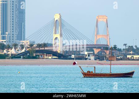 Doha, Katar - 01. Februar 2024: Gewan-Brücke am Eingang des Wohngebietes Pearl Qatar ist eine künstliche Insel. Stockfoto