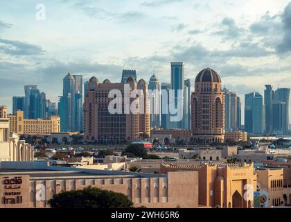 Doha, Katar - 01. Februar 2024: Al Gassar Resort Hotel und St.. Blick auf das Regis Doha Hotel vom Katara Hill Stockfoto