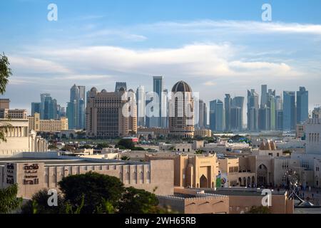 Doha, Katar - 01. Februar 2024: Al Gassar Resort Hotel und St.. Blick auf das Regis Doha Hotel vom Katara Hill Stockfoto