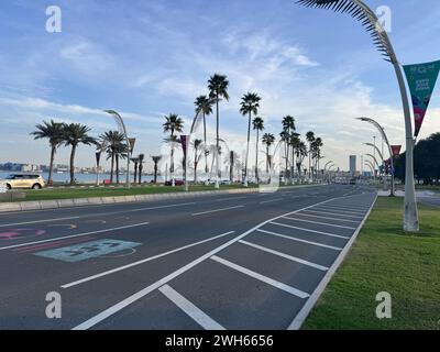 Wunderschöner Blick auf die Doha Corniche Road mit blauem Himmel Stockfoto