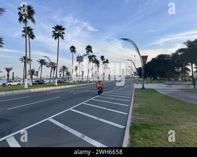 Wunderschöner Blick auf die Doha Corniche Road mit blauem Himmel Stockfoto