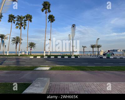 Wunderschöner Blick auf die Doha Corniche Road mit blauem Himmel Stockfoto