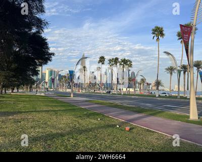 Wunderschöner Blick auf die Doha Corniche Road mit blauem Himmel Stockfoto