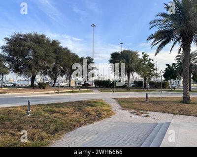 Wunderschöner Blick auf die Doha Corniche Road mit blauem Himmel Stockfoto