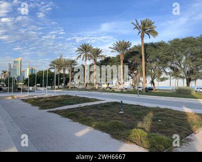 Wunderschöner Blick auf die Doha Corniche Road mit blauem Himmel Stockfoto