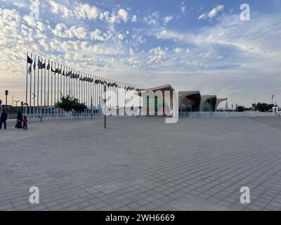 Wunderschöner Blick auf die Doha Corniche Road mit blauem Himmel Stockfoto