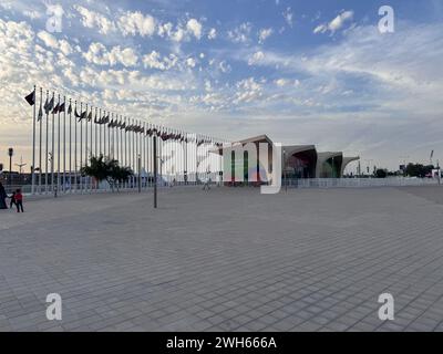 Wunderschöner Blick auf die Doha Corniche Road mit blauem Himmel Stockfoto