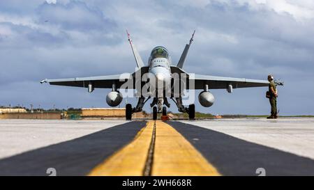 Eine F/A-18C Hornet des U.S. Marine Corps sitzt auf der Fluglinie auf der Andersen Air Force Base, Guam, 30. Januar 2024. Foto von Lance CPL. David Getz Stockfoto
