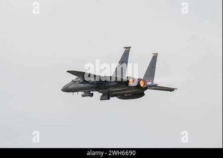 Ein F-15E Strike Eagle der US Air Force startet am 6. Februar 2024 von der RAF Lakenheath in England in täglichen Operationen. Foto von Alexander Vasquez Stockfoto