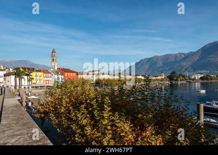 Blick auf die Gebäude am See und auf die Berge Stockfoto