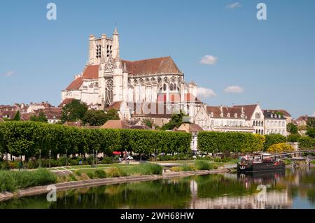 Kathedrale Saint-Etienne und Fluss Yonne, Auxerre, Yonne (89), Region Bourgogne-Franche-Comte, Frankreich Stockfoto