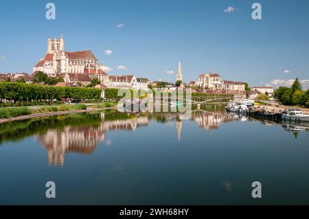 Fluss Yonne, Kathedrale Saint-Etienne und Abtei Saint-Germain im Hintergrund, Auxerre, Yonne (89), Region Bourgogne-Franche-Comte, Frankreich Stockfoto