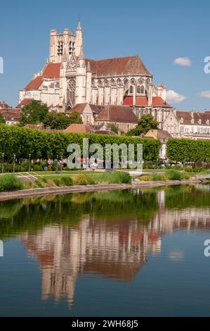 Kathedrale Saint-Etienne und Fluss Yonne, Auxerre, Yonne (89), Region Bourgogne-Franche-Comte, Frankreich Stockfoto