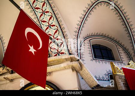 Türkische Fahnen zieren stolz das Dach des Basars, ein lebendiges und stolzes Schauspiel des kulturellen Erbes und der nationalen Identität. Stockfoto