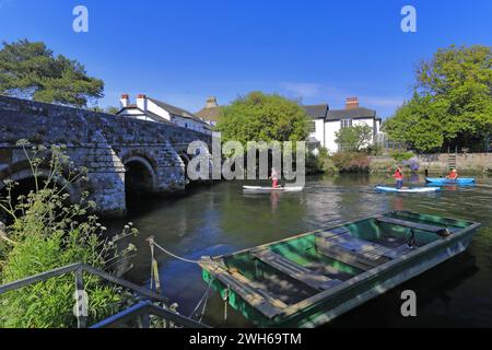 Paddelboarder auf der königlichen Fischerei, Fluss Avon, Christchurch Town, Dorset County; England, UK Stockfoto