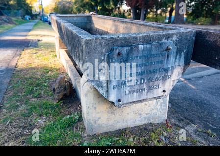 Eine antike Pferderinne neben der Straße in Lawson, New South Wales, Australien. Gespendet 1921 von Mrs. R.D. Meagher Stockfoto