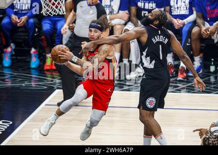 Los Angeles, Kalifornien, USA. Februar 2024. JOSE ALVARADO aus New Orleans Pelicans, links, spielt bei einem NBA-Basketballspiel in der Crypto.com Arena in Los Angeles gegen JAMES HARDEN DER Los Angeles Clippers. (Kreditbild: © Ringo Chiu/ZUMA Press Wire) NUR REDAKTIONELLE VERWENDUNG! Nicht für kommerzielle ZWECKE! Stockfoto