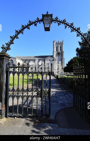 Sommerblick über Christchurch Priory, Christchurch Town, Dorset; England, Großbritannien Stockfoto