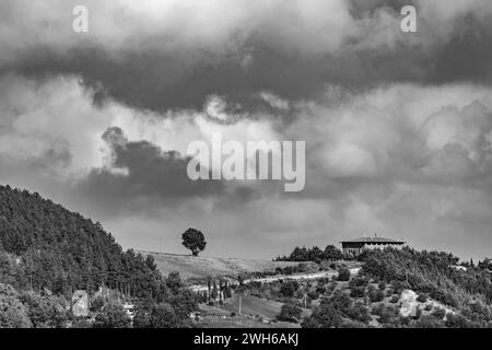 Monochromatische Aussicht, Wolken über den Bergen, Seggiano Stadt, Grosseto Provinz, Toskana Region, Italien, Europa, EU Stockfoto