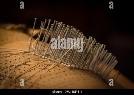 Nahaufnahme eines antiken flämischen Kopfkissens mit Spitze und sehr alten Holzspulen Stockfoto