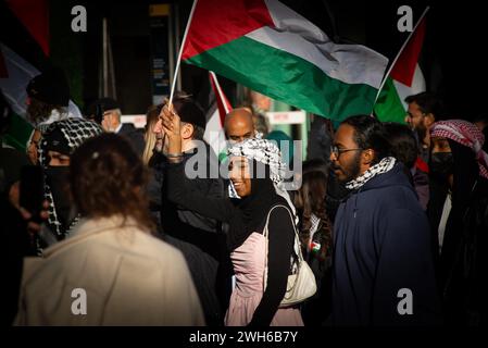 Demonstranten marschieren durch London und demonstrieren gegen die israelische Bombardierung des Gazastreifens nach den Angriffen der Hamas auf Israel vom 7. Oktober 2023. Stockfoto