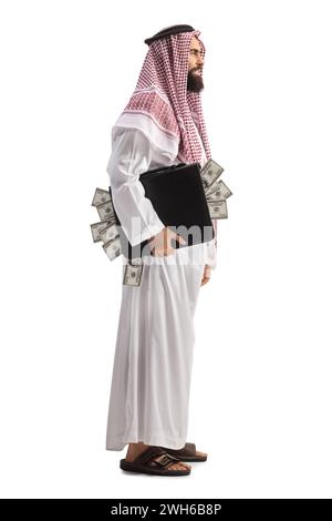 Profilaufnahme eines suadi-arabischen Mannes mit einer Aktentasche voller Geld auf weißem Hintergrund Stockfoto