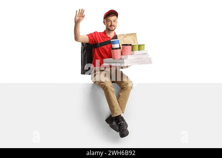 Ein Typ mit einer Tasche und Kisten, der auf einer leeren Platte sitzt und isoliert auf weißem Hintergrund winkt Stockfoto