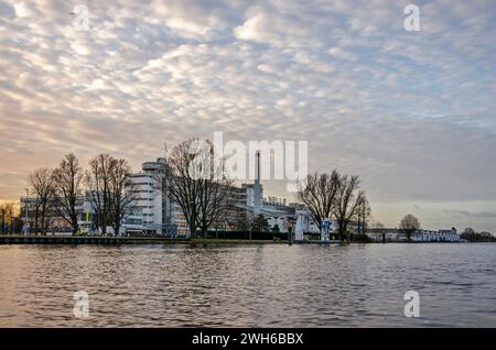 Ehemalige Van Nelle Fabrik, heute Bürogebäude, Veranstaltungsort und UNESCO-Weltkulturerbe, unter einem spektakulären Himmel bei Sonnenuntergang Stockfoto