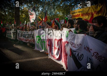 Demonstranten marschieren durch London und demonstrieren gegen die israelische Bombardierung des Gazastreifens nach den Angriffen der Hamas auf Israel vom 7. Oktober 2023. Stockfoto