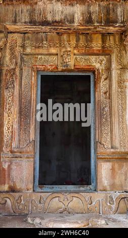 Wunderschön geschnitzter Eingang zum Mama Bhanje Tempel, Barsur, Bastar, Chhattisgarh, Indien. Stockfoto